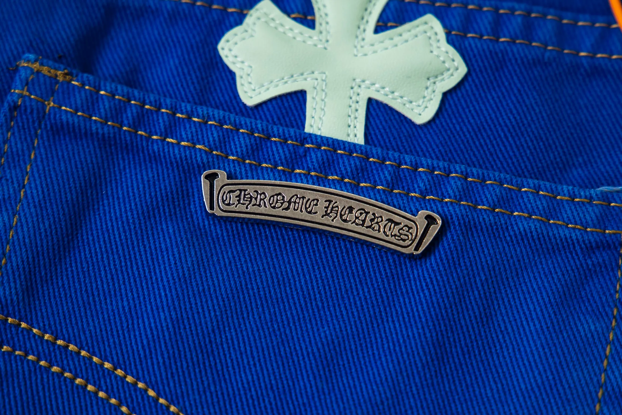P270 Chrome hearts｜ch Chrome Hearts London-limited dopamine blue leather jeans - charming dopamine personality jeans, indispensable for fashionistas, the same model for celebrities, and a model touted by many bloggers. This new pair of pants is perfect in terms of shape and upper body. It is no exaggeration to say that making a pair of jeans is equivalent to the time of making 20 short-sleeved jeans. The fabric is made of high-quality imported denim. It has a unique high-end texture. I am very satisfied with it after washing and proofing several times. Style number: 1751# Color: Dopamine blue Size: 28 30 32 34